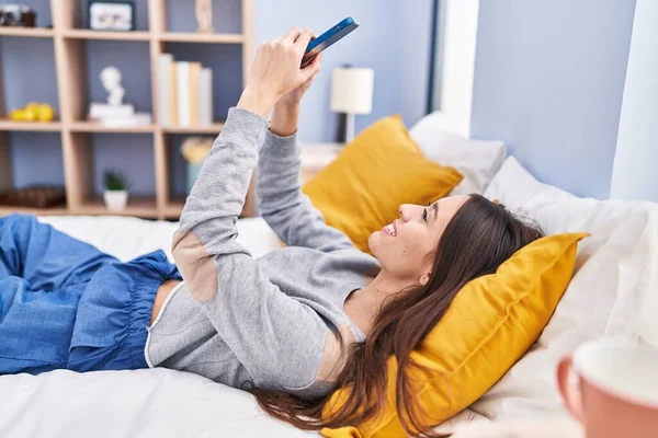 Jong Mooi Latino Vrouw Maken Selfie Door Smartphone Liggend Bed — Stockfoto
