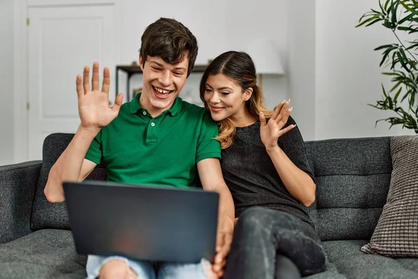 年轻的高加索夫妇笑着高兴地在家里用笔记本电脑打了一个视频电话 — 图库照片