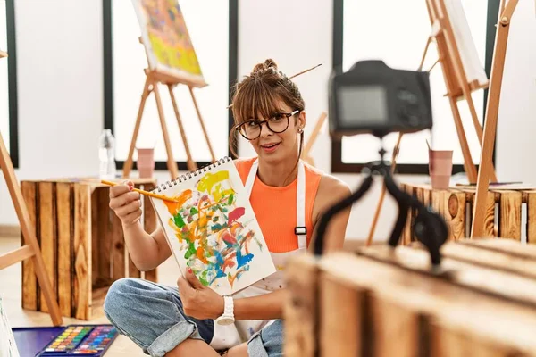 Mujer Hispana Joven Mostrando Cuaderno Dibujo Clase Línea Estudio Arte — Foto de Stock
