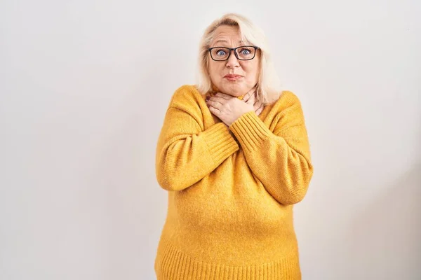 Middle Age Caucasian Woman Wearing Glasses Standing Background Shouting Suffocate — Stock Photo, Image
