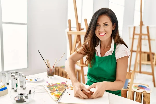 中年惊慌失措的女人面带微笑自信地在艺术工作室里做陶瓷 — 图库照片