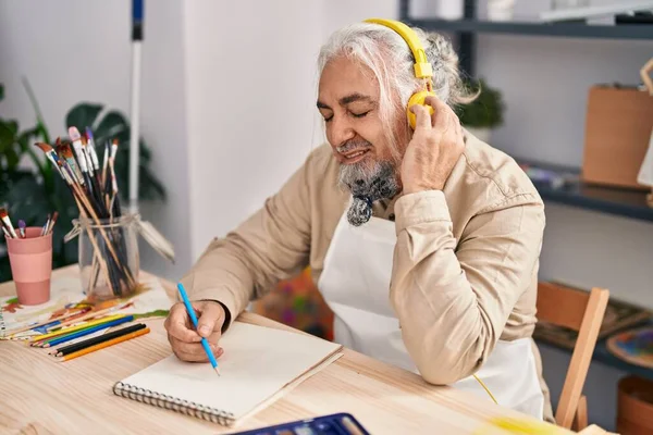 Hombre Pelo Gris Mediana Edad Artista Escuchando Música Dibujo Estudio — Foto de Stock