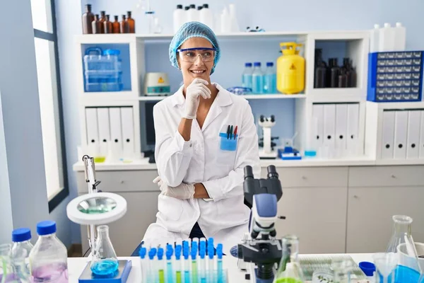 Brunette Woman Working Scientist Laboratory Hand Chin Thinking Question Pensive — Stok fotoğraf