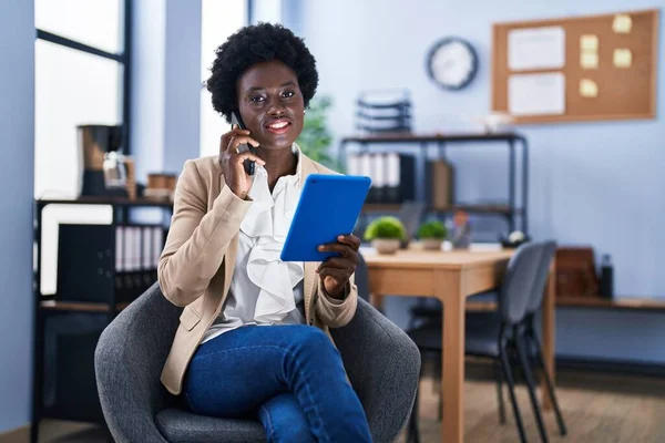 Young African American Woman Business Worker Using Touchpad Talking Smartphone — Photo