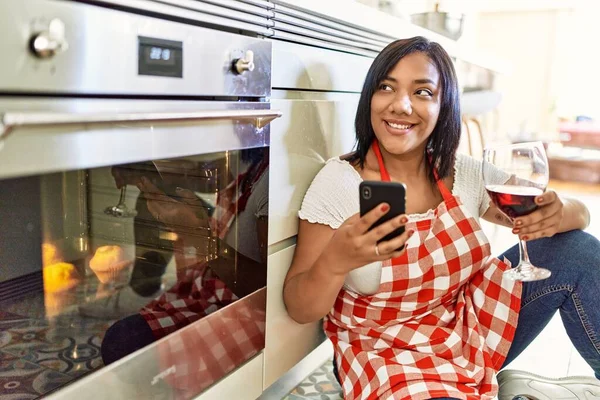 Hispanic Brunette Woman Waiting Cupcakes Using Smartphone Kitchen Oven — Fotografia de Stock