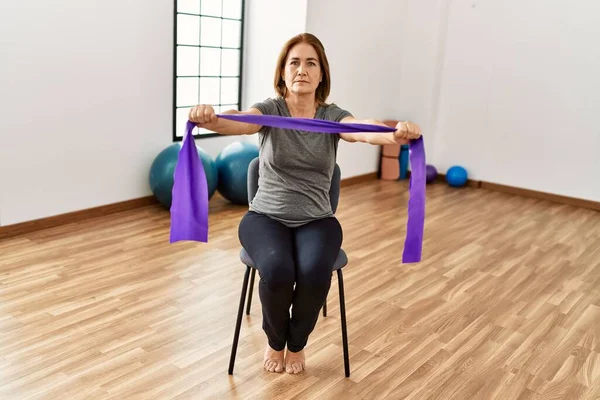 Orta Yaşlı Beyaz Kadın Spor Merkezinde Elastik Bant Kullanıyor — Stok fotoğraf