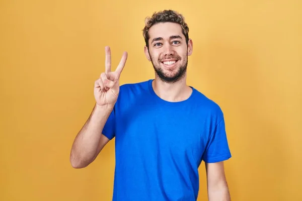 Ein Spanischer Mann Mit Bart Steht Vor Gelbem Hintergrund Und — Stockfoto