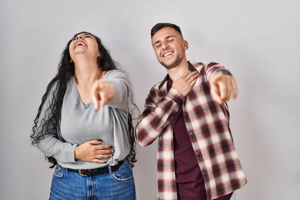Unga Latinamerikanska Par Står Över Vit Bakgrund Skrattar Dig Pekar — Stockfoto