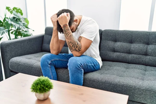 Handsome Hispanic Man Sitting Depressed Psychology Consultation — Stockfoto