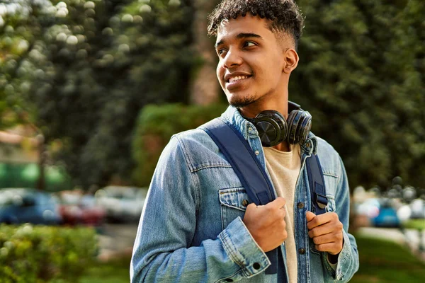 Hispanischer Junger Mann Lächelt Mit Kopfhörern Auf Dem Universitätscampus — Stockfoto