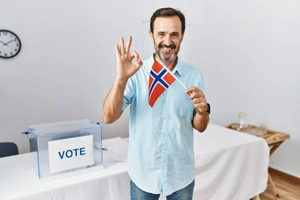 Középkorú Férfi Szakállal Politikai Kampány Választás Gazdaság Norvég Zászló Csinál — Stock Fotó