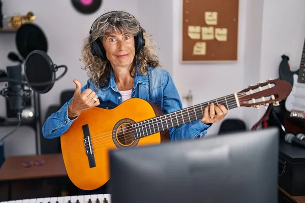 Mujer Mediana Edad Tocando Guitarra Clásica Estudio Música Apuntando Pulgar — Foto de Stock
