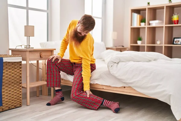 Young Redhead Man Uffering Leg Injury Sitting Bed Bedroom — Stock Photo, Image