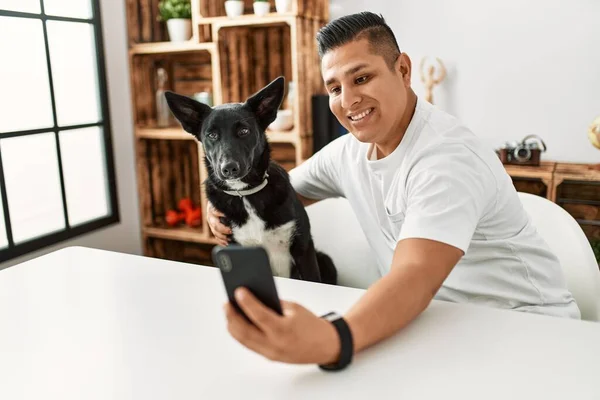 Ung Latinamerikansk Man Gör Selfie Vid Smartphone Sitter Bordet Med — Stockfoto