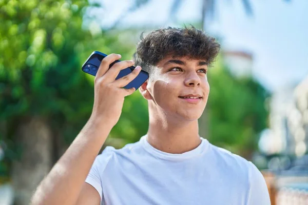 Joven Adolescente Hispano Sonriendo Confiado Escuchando Mensaje Audio Por Teléfono — Foto de Stock