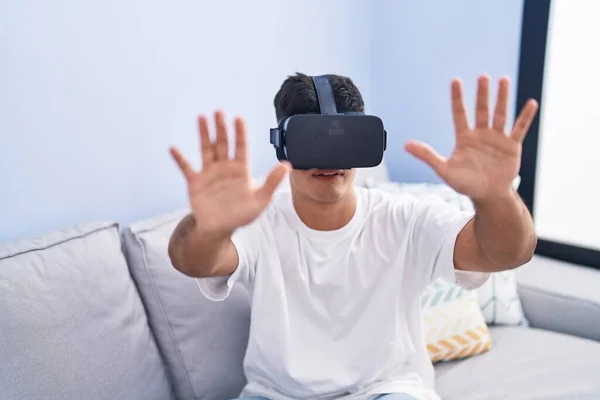 Junger Hispanischer Mann Spielt Videospiel Mit Virtual Reality Brille Hause — Stockfoto