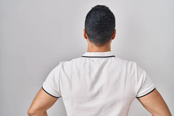 Jovem Hispânico Com Barba Vestindo Roupas Casuais Sobre Fundo Branco — Fotografia de Stock