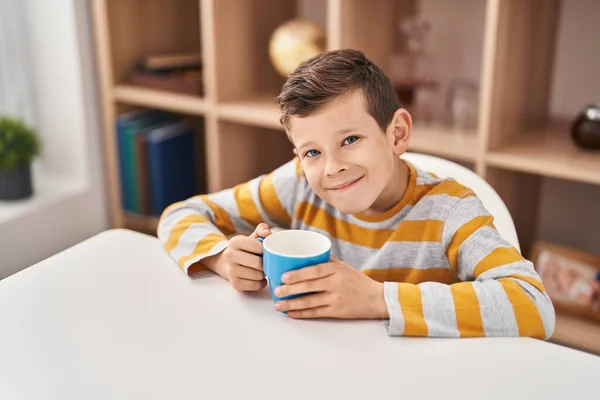 Blond Barn Dricker Mjölk Sittandes Bordet Hemma — Stockfoto