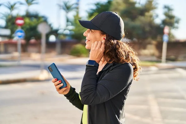 Middle Age Hispanic Woman Working Out Smartphone Outdoors — ストック写真