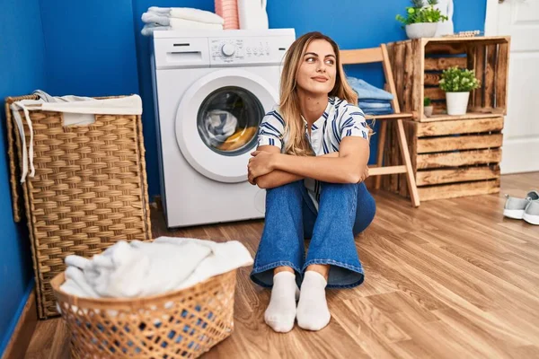 Young Blonde Woman Sitting Floor Waiting Washing Machine Laundry Room — Stok fotoğraf