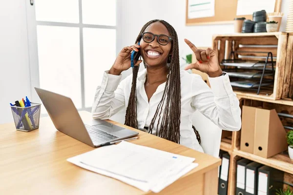 Μαύρη Γυναίκα Κοτσίδες Που Εργάζονται Στο Γραφείο Μιλώντας Στο Τηλέφωνο — Φωτογραφία Αρχείου