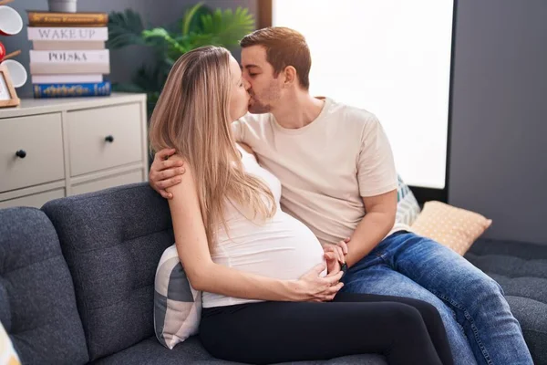 Hombre Mujer Pareja Esperando Bebé Abrazándose Besándose Casa — Foto de Stock