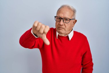 İzole edilmiş arka planda gri saçlı yaşlı adam mutsuz ve kızgın görünüyor. Reddedilmiş ve olumsuz. kötü ifade. 