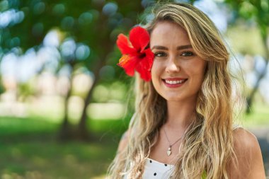 Parkta kendine güvenen genç bir kadın.