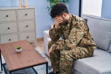 Genç Arap asker evdeki kanepede otururken strese girdi.