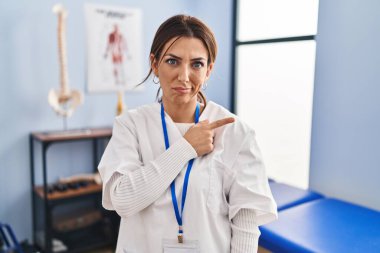 Ağrı kesici kliniğinde çalışan genç esmer kadın endişeli ve gergin olduğunu belirterek işaret etti. 