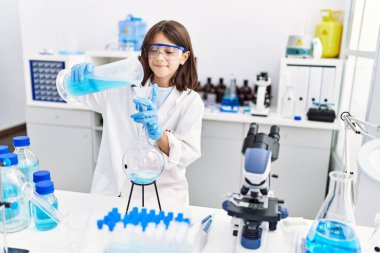 Laboratuvarda çalışan genç İspanyol kız.
