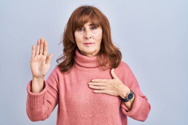 Orta yaşlı İspanyol bir kadın, izole bir geçmişin başında el pençe divan durup, el pençe divan yemin ederek sadakat yemini ediyor. 