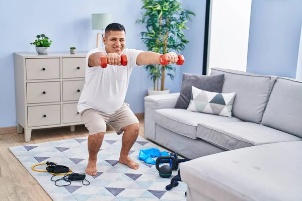 Молодий Латинський Чоловік Тренує Ногу Допомогою Гантелів Вдома — стокове фото