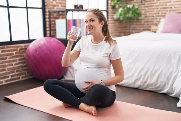 Jong Zwanger Vrouw Drinken Water Zitten Yoga Mat Slaapkamer — Stockfoto