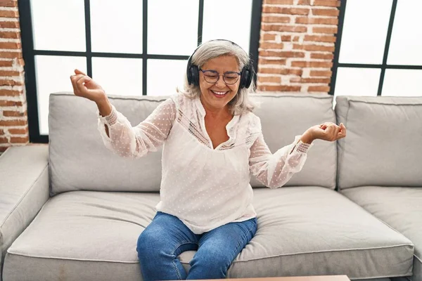 Mujer Mediana Edad Escuchando Música Sentada Sofá Casa — Foto de Stock