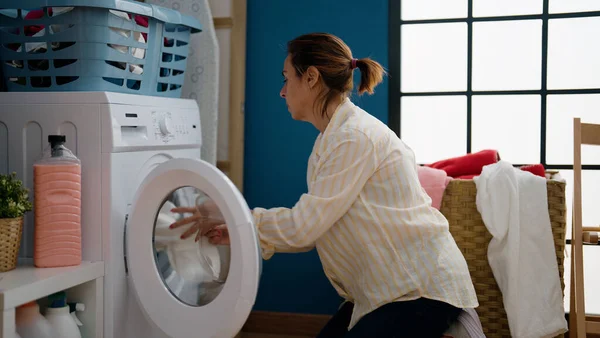 Middle Age Hispanic Woman Washing Clothes Laundry Room — Zdjęcie stockowe