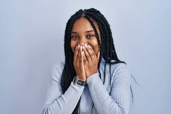 Африканская Американка Стоящая Синем Фоне Смеявшись Смущенно Хихикая Прикрывая Рот — стоковое фото