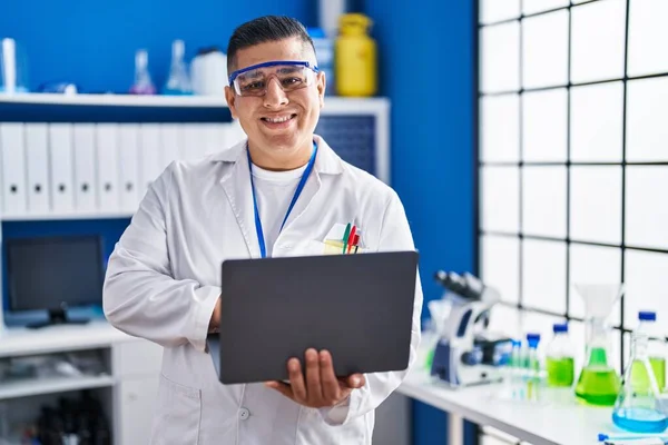 Młody Latynoski Naukowiec Uśmiecha Się Pewnie Używając Laptopa Laboratorium — Zdjęcie stockowe