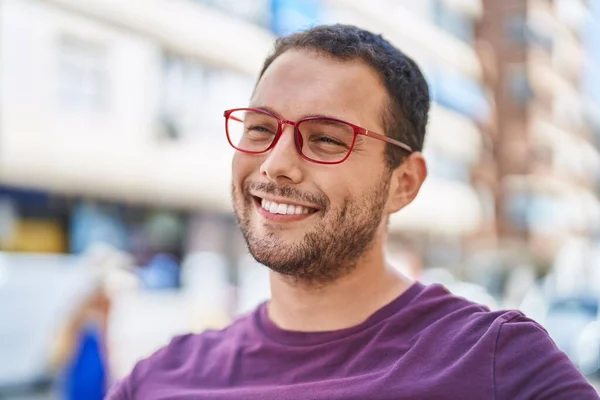 Νεαρός Άνδρας Χαμογελά Σίγουρος Φορώντας Γυαλιά Στο Δρόμο — Φωτογραφία Αρχείου