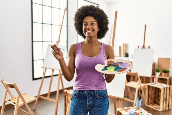 Joven Mujer Afroamericana Sonriendo Confiada Sosteniendo Pincel Paleta Estudio Arte —  Fotos de Stock