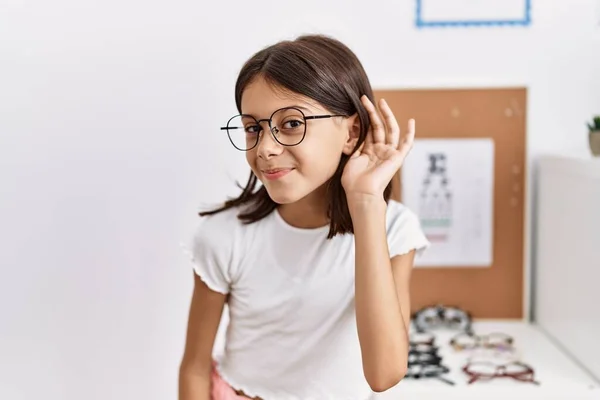 Jovem Hispânica Usando Óculos Sorrindo Com Mão Sobre Ouvido Ouvindo — Fotografia de Stock
