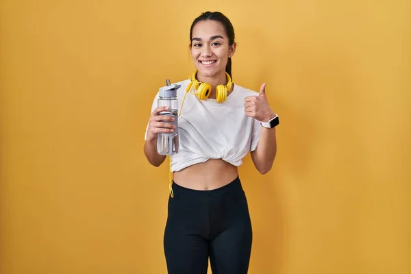 Ung Sydasiatisk Kvinna Bär Sportkläder Dricksvatten Gör Glada Tummar Upp — Stockfoto