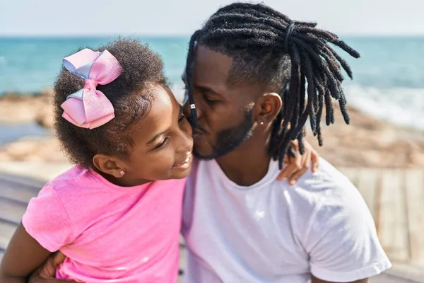 Πατέρας Και Κόρη Χαμογελούν Αυτοπεποίθηση Αγκαλιάζονται Και Φιλιούνται Στην Παραλία — Φωτογραφία Αρχείου