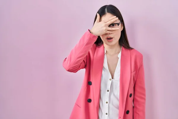 Chiński Biznes Młoda Kobieta Nosi Okulary Podglądając Szoku Zakrywając Twarz — Zdjęcie stockowe