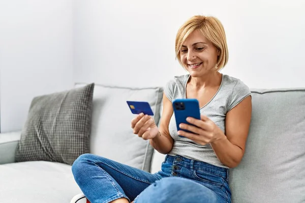 Blondynka Średnim Wieku Uśmiecha Się Pewnie Przy Użyciu Smartfona Karty — Zdjęcie stockowe