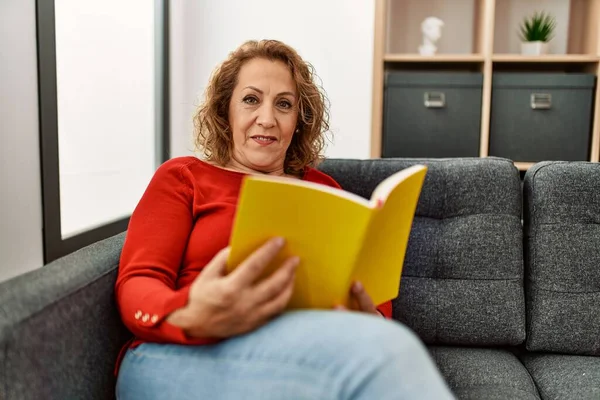 Mulher Caucasiana Meia Idade Leitura Livro Sentado Sofá Casa — Fotografia de Stock