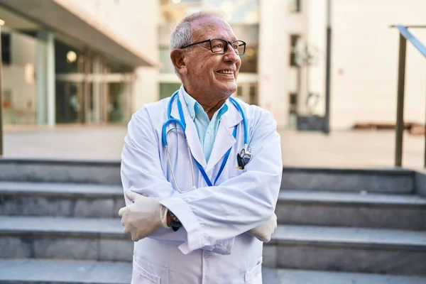 Starší Muž Uniformě Lékaře Stojící Zkříženýma Rukama Ulici — Stock fotografie