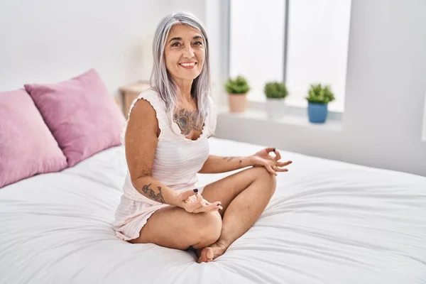 Medelålders Gråhårig Kvinna Som Motionerar Yoga Sittande Sängen Sovrummet — Stockfoto
