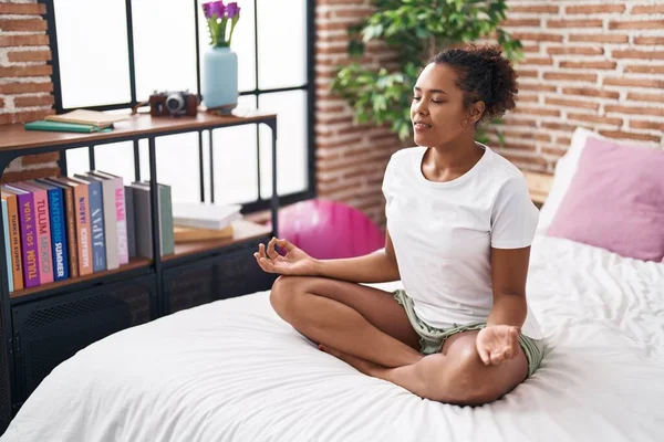 Donna Afroamericana Che Esercizio Yoga Seduto Sul Letto Camera Letto — Foto Stock