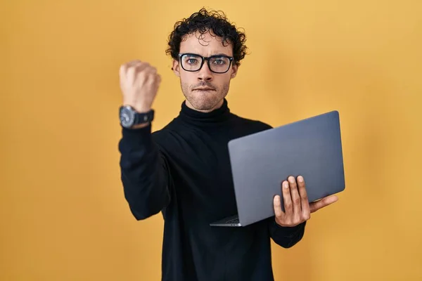 Ισπανόφωνος Άνθρωπος Που Εργάζεται Χρησιμοποιώντας Φορητό Υπολογιστή Ενοχλημένος Και Απογοητευμένος — Φωτογραφία Αρχείου